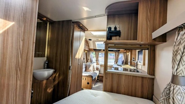 Image 10 of STUNNING SWIFT FREESTYLE - 2017 4 BERTH CARAVAN WITH AWNING