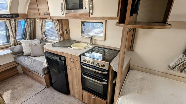 Image 14 of STUNNING SWIFT FREESTYLE - 2017 4 BERTH CARAVAN WITH AWNING