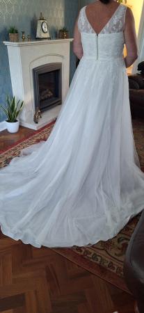 Image 2 of Size 16 ivory wedding dress/short ivory veil
