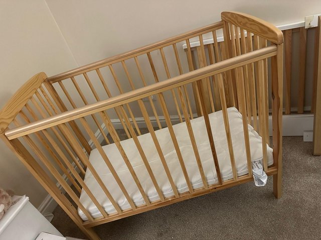 Preview of the first image of Baby cot space saver type.