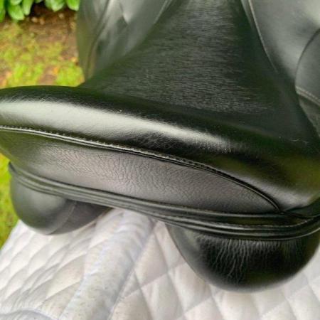Image 16 of Thorowgood T8 17” Low Profile Dressage saddle (S2935)