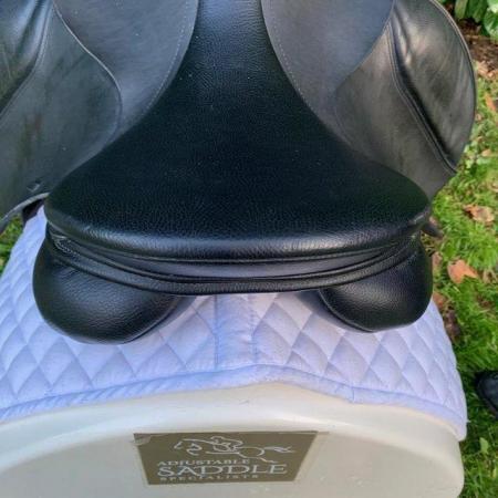 Image 18 of Thorowgood T6 17.5 inch high wither  dressage saddle