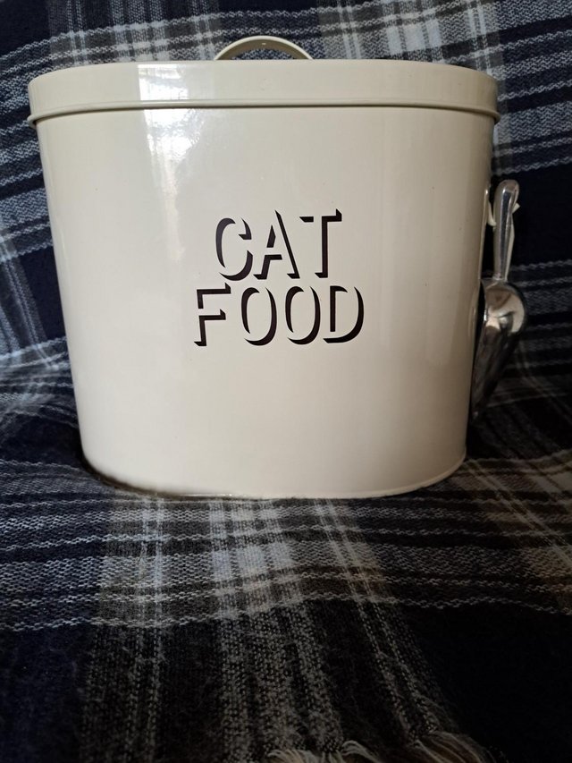 Preview of the first image of CAT FOOD STORAGE CONTAINER WITH SCOOP. CREAM POWDER COATED.