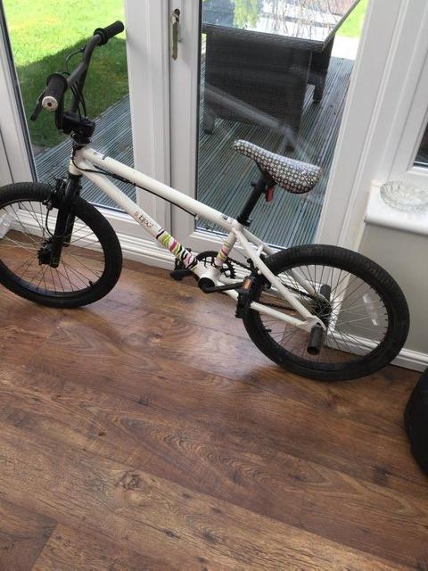 Preview of the first image of MONGOOSE SUBJECTCHILD'S BIKE 20".