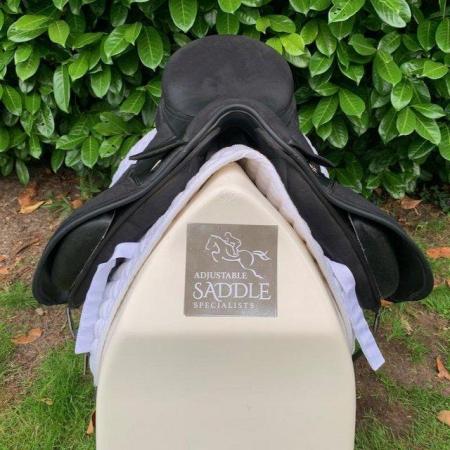 Image 6 of Thorowgood T4 17 inch high wither dressage saddle