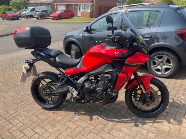 Image 3 of 2021 (21) Yamaha Tracer 9 in brilliant red. incl new tyre