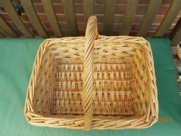 Image 2 of Wicker basket with a handle in excellent condition