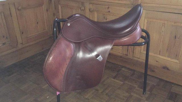 Image 2 of 17.5” BATES brown AP saddle, adjustable gullet, VGC, £500