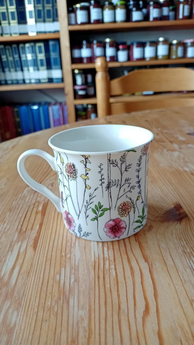 Preview of the first image of 6 floral mugs Sainsbury's (4 brand new in box, 2 used).