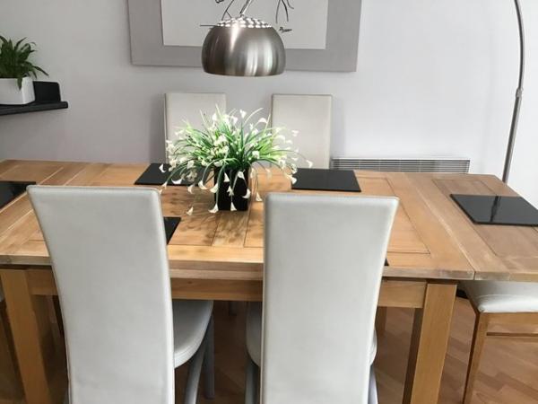 Image 3 of EXTENDING SOLID OAK DINING TABLE RRP £550 SEATS 6-8