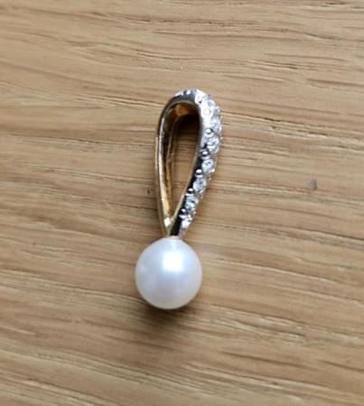 Image 1 of Silver Pearl Pendant set with Cubic Zirconia