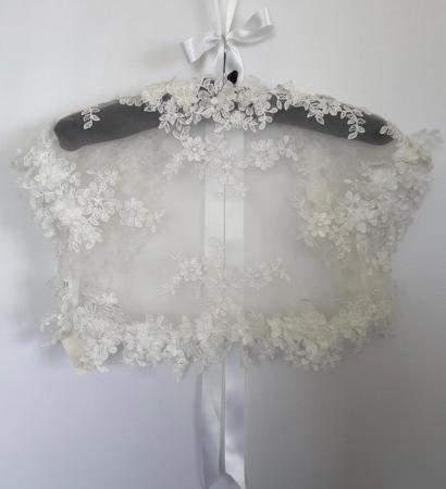 Image 4 of Bridal lace bolero in pale ivory with guipure motifs