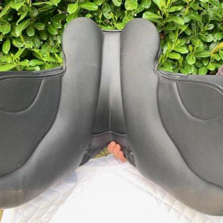 Image 10 of Thorowgood T8 17 inch compact Saddle