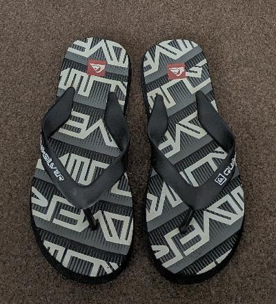 Preview of the first image of Mens Black/Grey Quiksilver Flipflops - Size UK 8 / US 9.