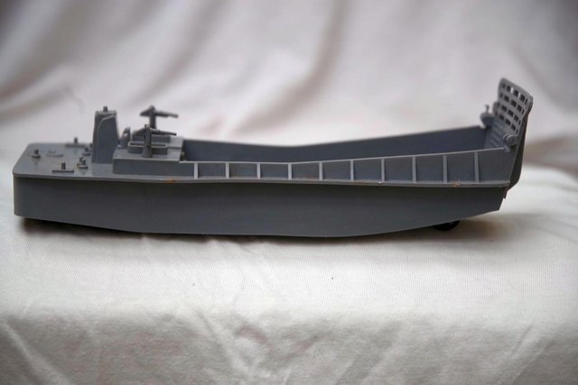 Preview of the first image of Airfix HO/OO scale Landing Craft with box.
