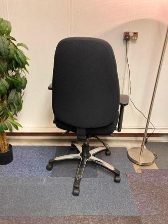 Image 3 of Black cushioned office/desk/swivel/home ergonomic adjustable