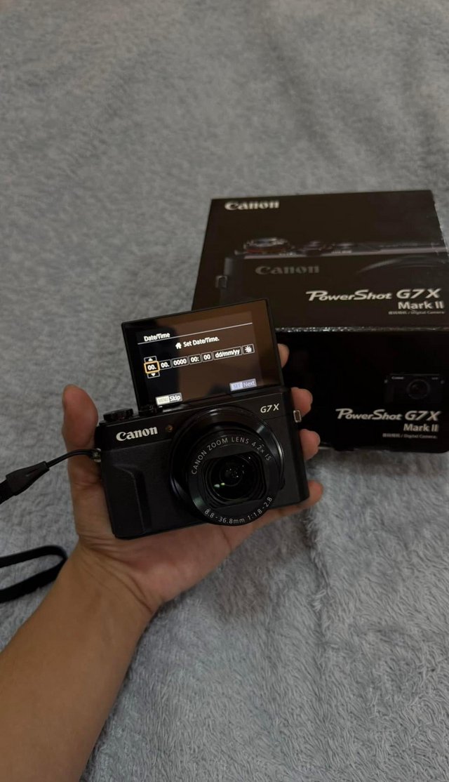 canon powershot g7x mark ii comes with charger and battery.
