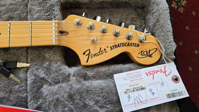 Preview of the first image of Fender The Edge Artist Series Signature Stratocaster MINT.