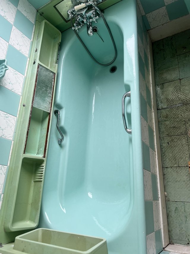Preview of the first image of Green 1930’s bathroom suite.