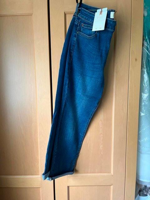 Preview of the first image of Brand new denim cropped jeans.