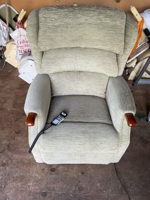 Preview of the first image of Celebrity rise and recliner chair.
