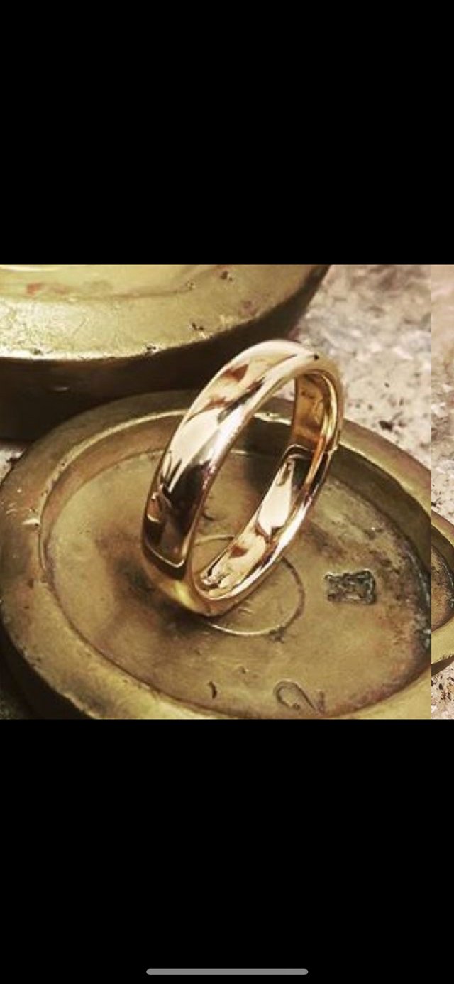 Preview of the first image of WEDDING RING - 9CT GOLD.
