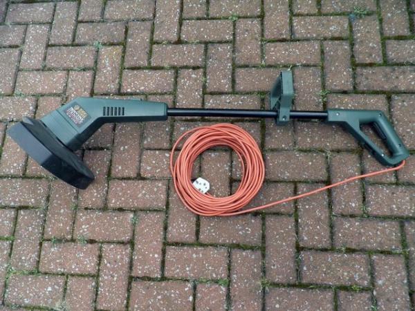 Image 1 of BLACK & DECKER GL585 TRIM 'N' EDGE GRASS TRIMMER (64FT CABLE