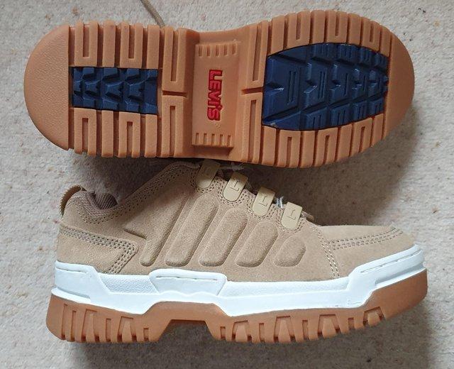 Preview of the first image of Men's Levi's Prest Trainers, beige..