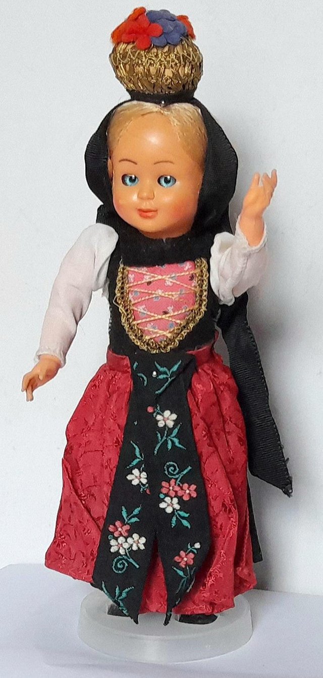 Preview of the first image of ANYA * NORTH EUROPEAN ( RUSSIAN ** ) DOLL 19 cm GOOD.