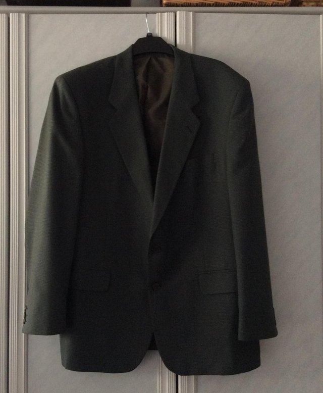 Preview of the first image of Men’s casual green with black fleck jacket.