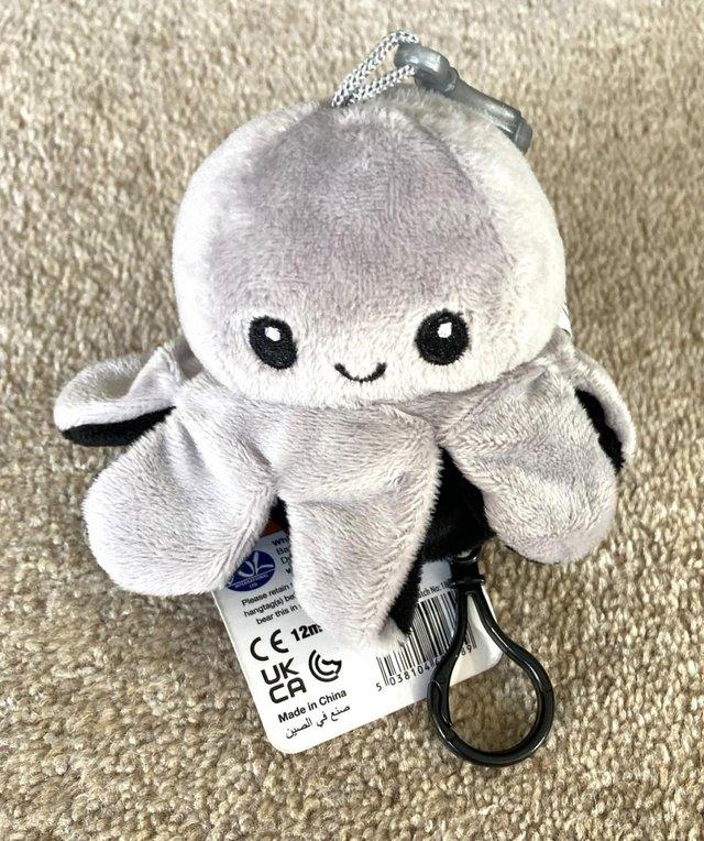 Preview of the first image of Reversible Emotion Black/Grey Octopus Soft Toy Bag Clip 12 m.