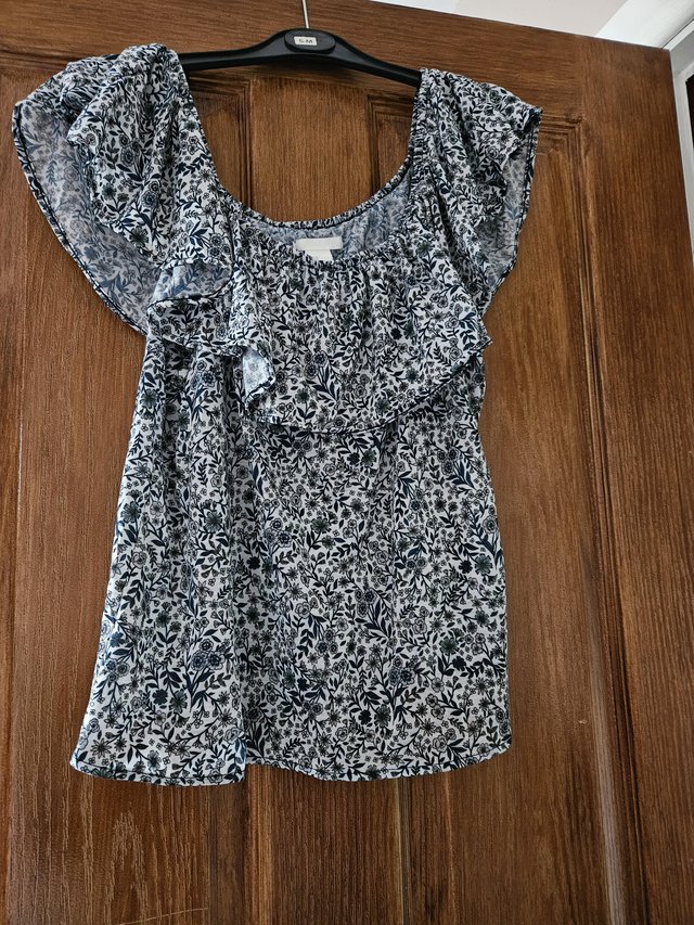 Preview of the first image of H&M size S Ladies off the shoulder floral top - New.