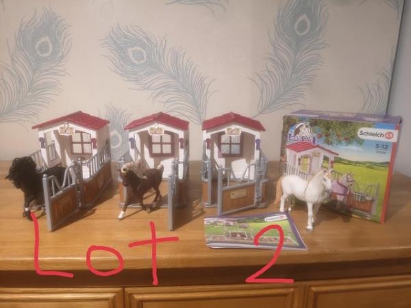 Image 1 of Schleich 3 horse stables and horses