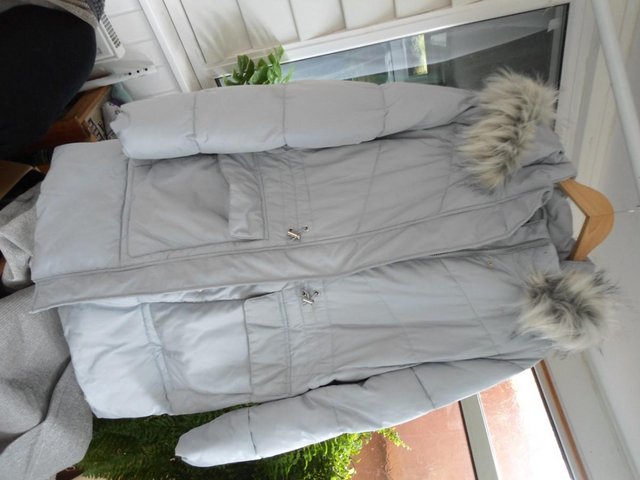 Preview of the first image of PRIMARK BEAUTIFUL SILVER GREY/BLUE PUFFER JACKET.