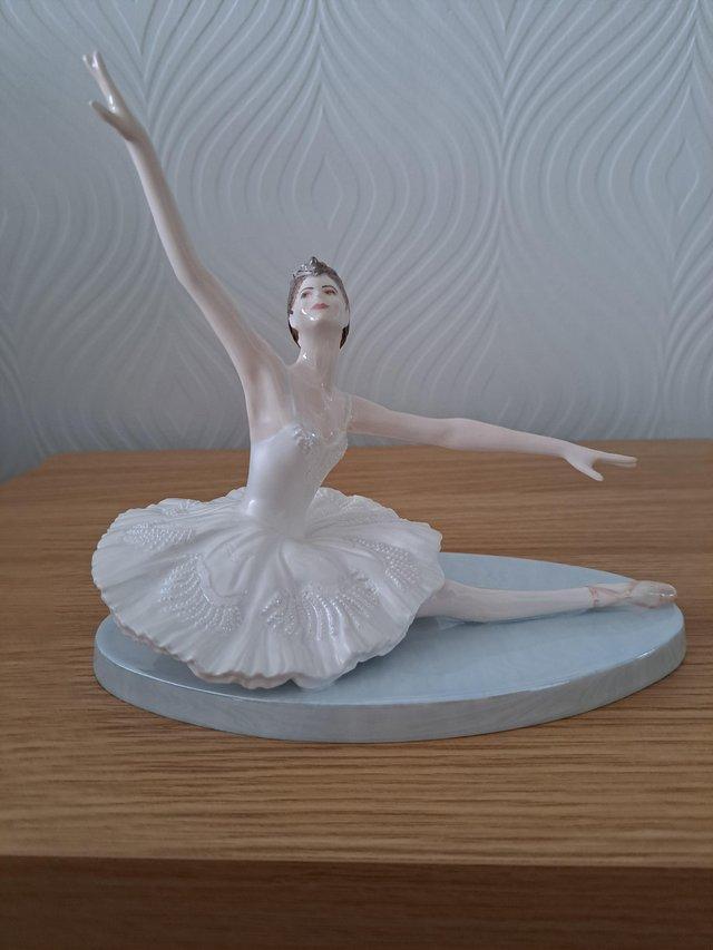 Preview of the first image of Odette White Swan figurine from Darcy Bussell Collection.
