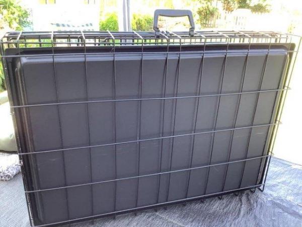Image 5 of Medium double door dog crate plus 2 mats 76x56cm