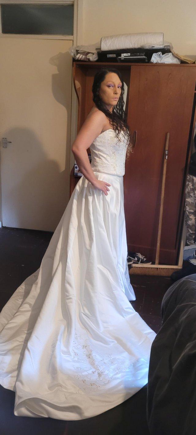 Preview of the first image of Wedding dress in white satin.