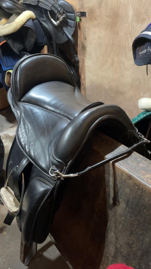 Preview of the first image of Easytrek leather saddle.