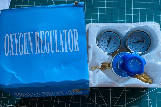 Image 2 of Oxygen regulator New Unused still boxed
