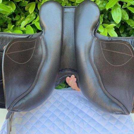 Image 20 of Kent and Masters s series 15.5 inch pony jump saddle