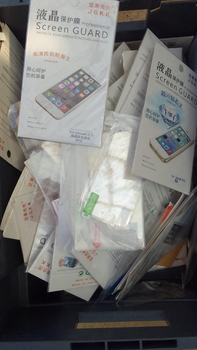 Preview of the first image of 100 Mix Random Plastic Phone iPhone, Samsung and others Scre.