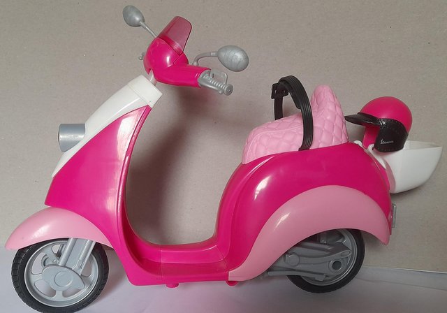 Preview of the first image of BARBIE,s 2011 VESPA SCOOTER / MOPED + HELMET 32 cm.
