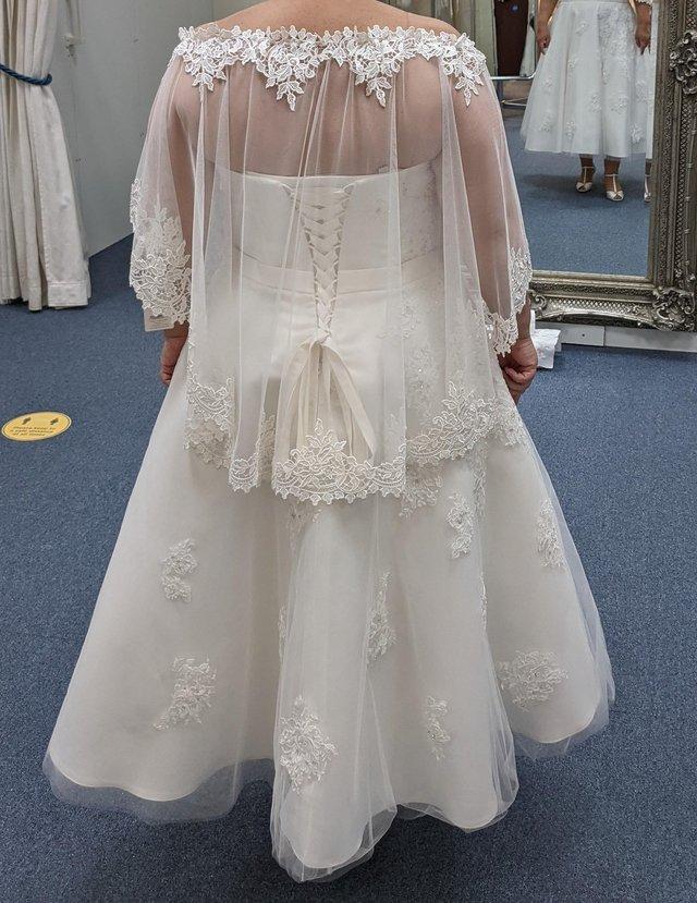 Preview of the first image of Beautiful Bridal Dress with Elegant Shawl size 20.