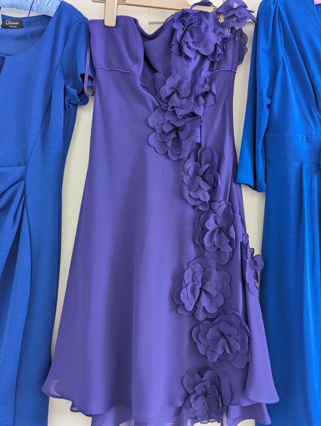 Beautiful Blue party dress with decorative flowers — photo 2 of 3