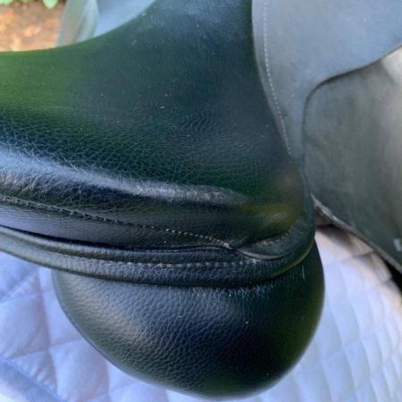 Image 17 of Thorowgood T6 17.5 inch high wither  dressage saddle