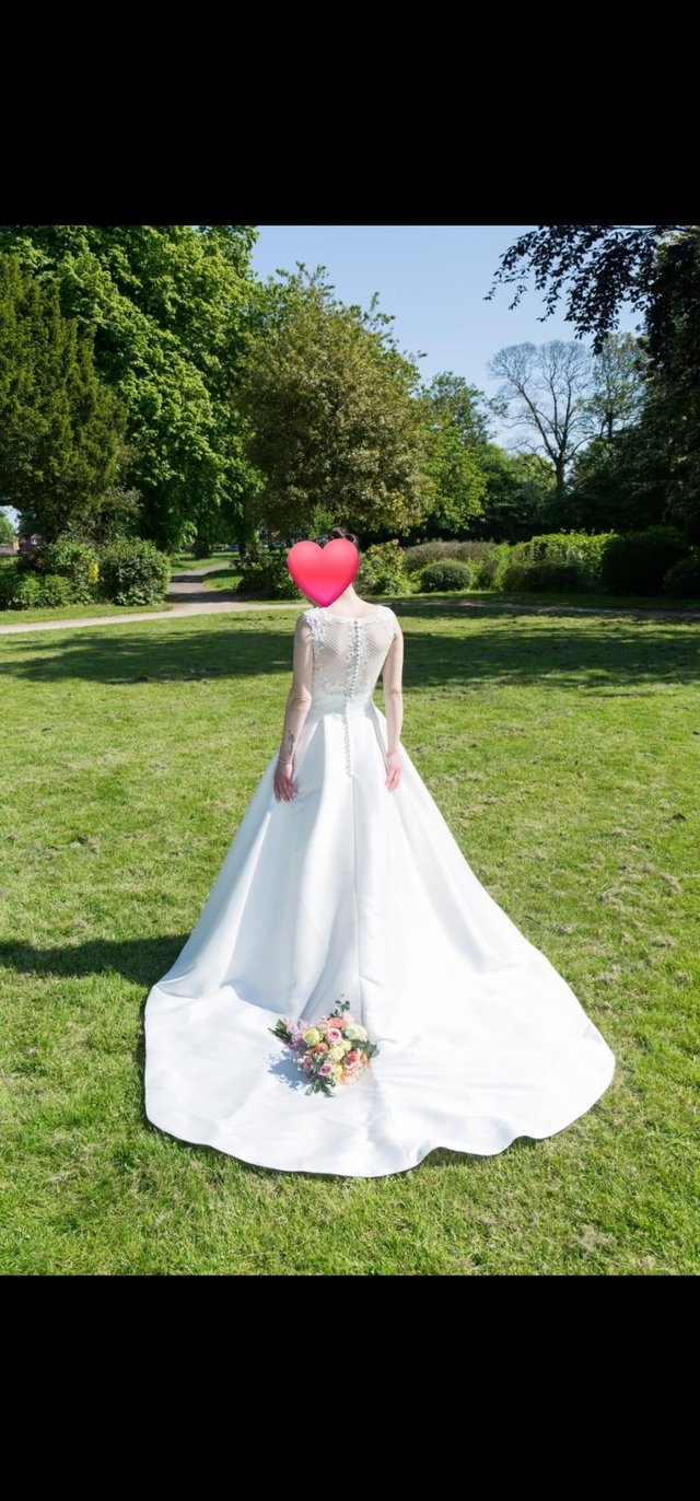 Preview of the first image of Wedding dress would fit a size 8 or 10.