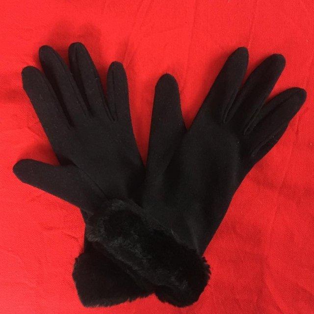 Preview of the first image of M&S black fabic women's gloves with faux fur trim. One size..