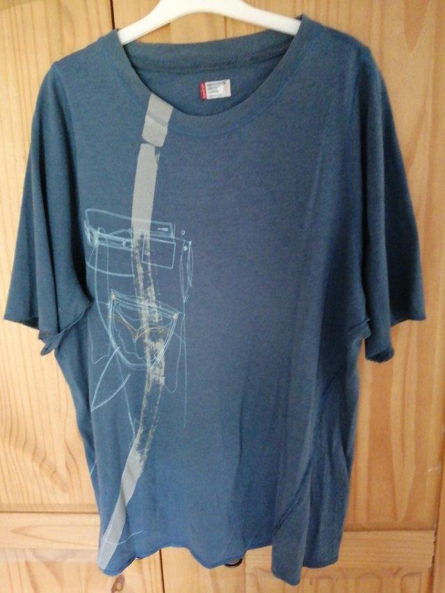 Preview of the first image of A great Levi 'twisted style' t shirt.
