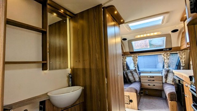 Image 16 of SUPERB SWIFT ACE ENVOY - 2017 4 BERTH CARAVAN WITH AWNING