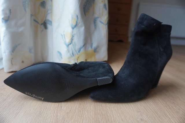Preview of the first image of Women's Suede Ankle Boots Size 6 BRAND NEW.